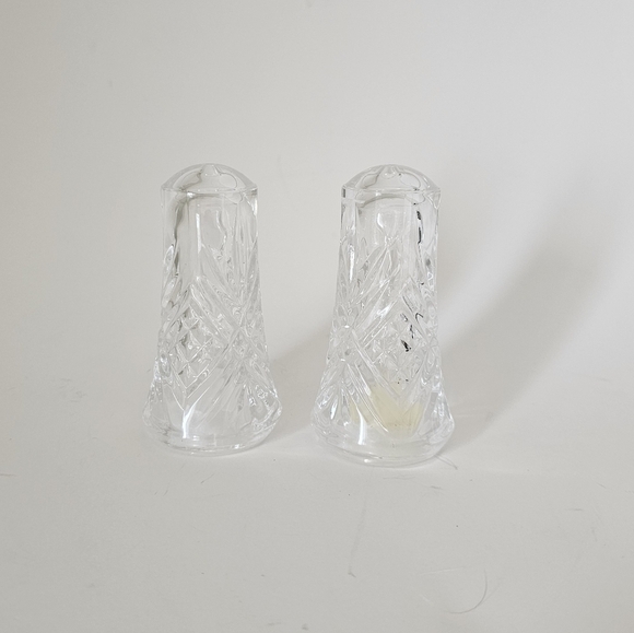 Elegant Clear Glass Salt And Pepper Shaker - Picture 2 of 7